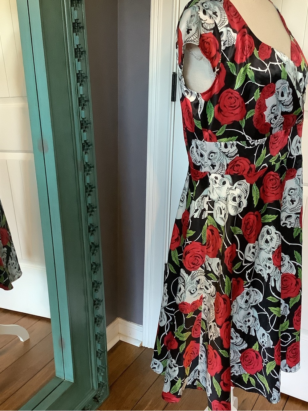 Vintage Style Rockabilly Fit-and-Flare Skull & Rose Dress - Picture 4 of 9